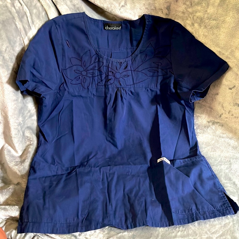 Cherokee scrub top size XL in Navy blue